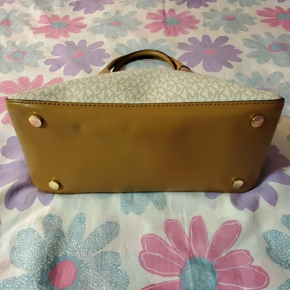 👜 Michael Kors Vanilla Mercer Large Dome Satchel - Picture 6 of 7